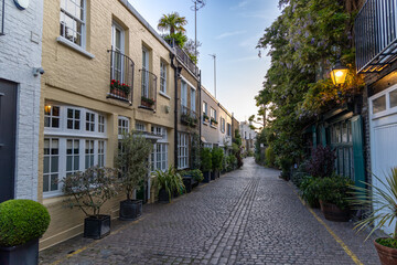 Fototapeta na wymiar Romantic narrow street in South Kensington, London