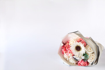 可愛くて綺麗な白い花束