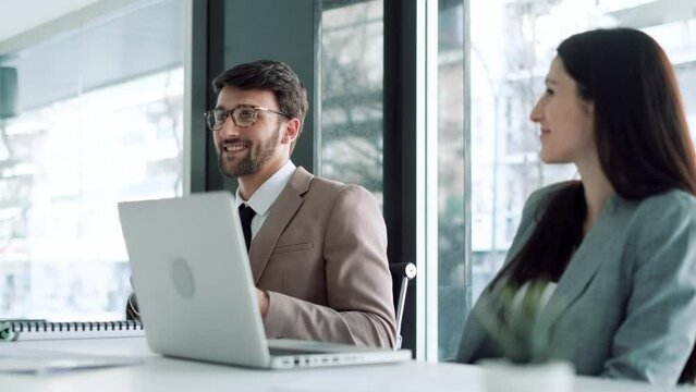 Video of successful business team doing a meeting to talk about work in a modern startup.