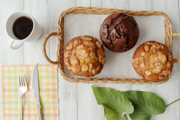 美味しそうなカップケーキでコーヒーブレイク