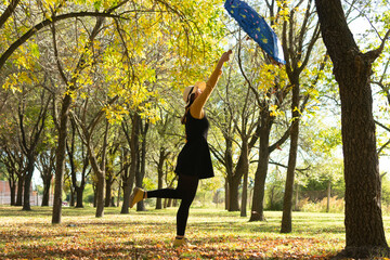 jugando en otoño en armonía con la naturaleza