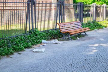 Potsdam, Germany 22 mai 2022: Brandebourg, dirty streets, scattered newspapers near a bench