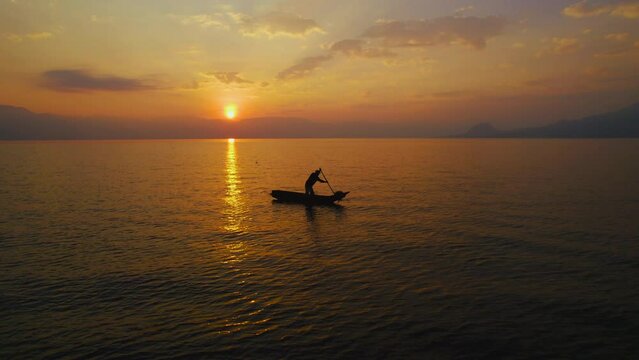 Paisaje, amanecer, monta&ntilde;as, atardecer, lago, barco, canoa, Guatemala, naranja, viajes, vacaciones, sol, verano, c&aacute;lido, paz, tranquilidad, descanso, tranquilidad.