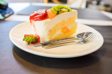 Colourful strawberry kiwi fruit cream cake