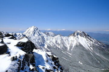 Fototapeta na wymiar 残雪期　八ヶ岳　横岳から赤岳を望む
