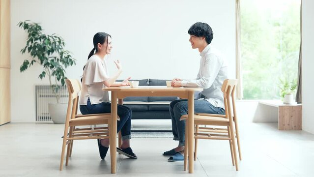 部屋で会話する男女