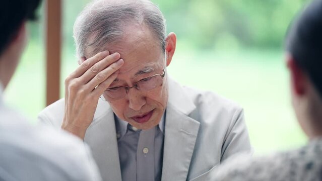 男女二人と話し合うシニア男性