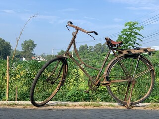 Fototapeta na wymiar Old bicycle on the roadside