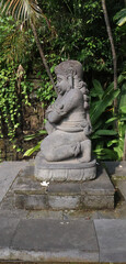 Fototapeta na wymiar stone statue in a garden