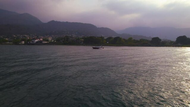 Guatemala, lago, San Pedro la laguna, san juna la laguna, vacaciones, pescar, nadar, barco, lancha, canoa, verano, atardecer, amanecer, pescar, descanso, paz, tranquilidad.