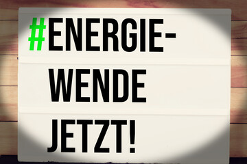 Eine Leuchttafel und Forderung nach einer sofortigen Energiewende