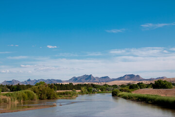 Fototapeta premium Rio Grande and Distant Mountains