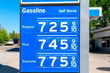 Gas station price sign showing high gasoline price for over 7 dollars a gallon of regular gas - obrazy, fototapety, plakaty