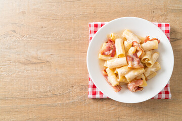 spaghetti rigatoni pasta with white sauce and bacon