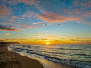 Obraz premium Aerial sunrise seascape with high cloud
