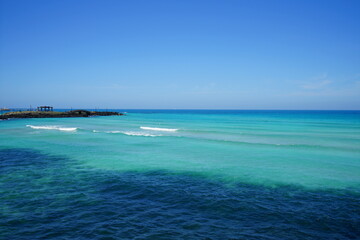 Fototapeta na wymiar fascinating seascape with clear bluish water