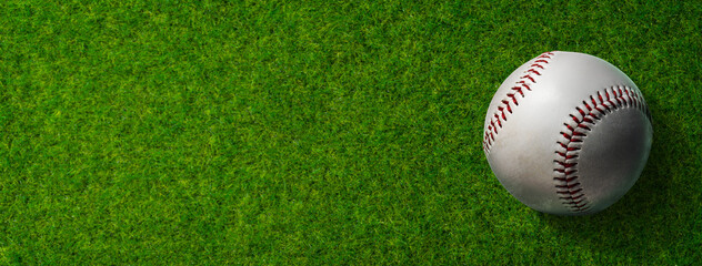 芝生の上にある野球のボール