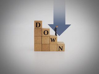 Downと書かれた階段を降りるビジネスマン、降格、キャリア危機