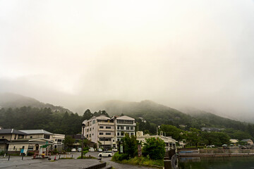霧の中の里山