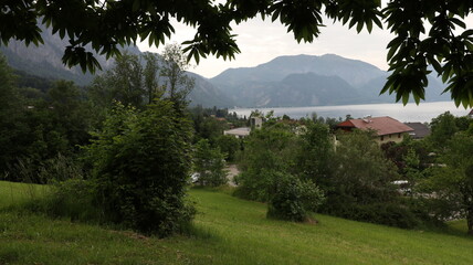 Fototapeta premium Rund um den see mit bergen flüßen und seen