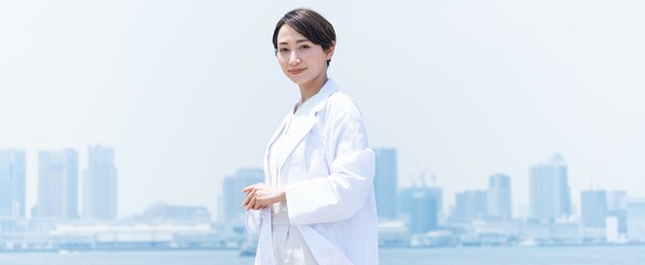 白衣を着た日本人女性 - obrazy, fototapety, plakaty