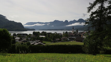 Rund um den see mit bergen flüßen und seen