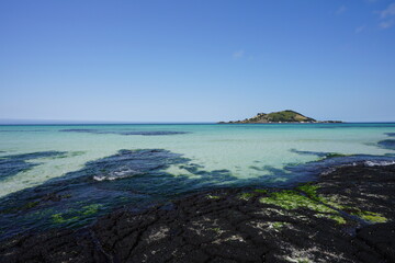 Fototapeta premium clear shoaling beach and island