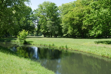 Fototapeta na wymiar Kanal im Branitzer Fürst-Pückler-Park in Cottbus