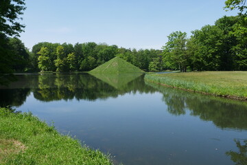 Pyramide im See Branitzer Fürst-Pückler-Park in Cotbus