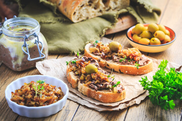Fresh homemade chicken liver pate on ciabatta bread with roasted onions and olives - obrazy, fototapety, plakaty