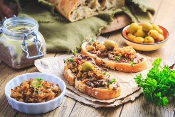 Fototapeten Fresh homemade chicken liver pate on ciabatta bread with roasted onions and olives © Brebca