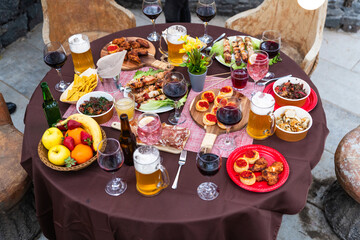 Table Food Lunch Variety Outdoors hotel - Breakfast Buffet Concept - Brunch with Family in Restaurant - Mans Hand with Glass of juice - Breakfast food table - Festive brunch set, meal variety 