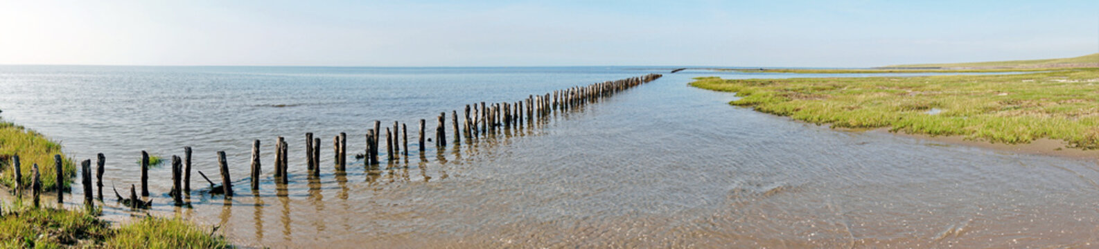 Deutschland Nordseeküste - Strand und Watt mit Buhnen in Norddeutschland an der Küste