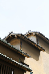 三段重ねの瓦屋根