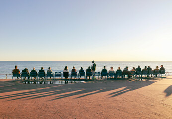 프랑스 니스 해변에서 휴식을 즐기는 사람들 