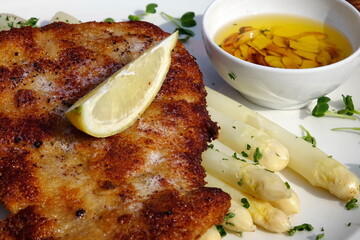 Schnitzel Wiener Art mit Spargel und Mandelbutter