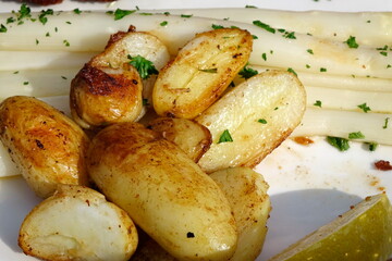 Spargel mit Röstkartoffeln, Butter