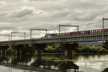 	橋を渡る貨物列車