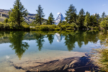 Fototapeta na wymiar Matterhorn behind a beautiful lake