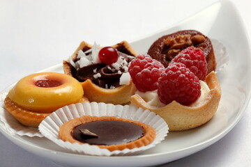 Petits Fours, kleine Kuchen auf Servierplatte