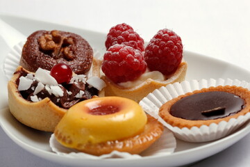 Petits Fours, kleine Kuchen auf Servierplatte