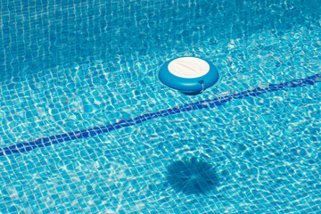 Chlorine floating chlorine dispenser for the treatment of water in swimming pools in the summer...