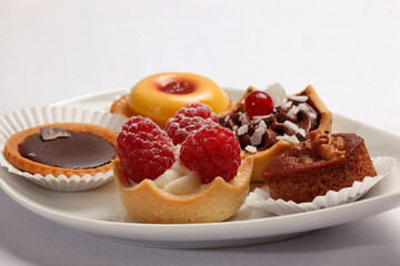 Petits Fours, kleine Kuchen auf Servierplatte