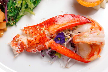 Hummerschere mit Blattgold und Algensalat