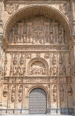 fachada iglesia del convento monasterio de san Esteban de estilo gótico tardío y plateresco siglo XVI en Salamanca, España