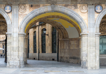 Uno de los numerosos arcos de la plaza mayor de Salamanca, España