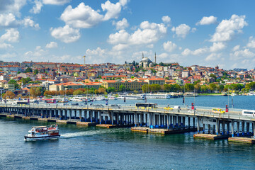 Obraz premium The Ataturk Bridge over the Golden Horn in Istanbul, Turkey