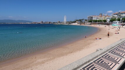 Panorama sur la plage du Veillat dans la ville de Saint-Raphaël dans le Var, grande plage de sable...