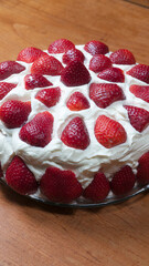 Tarta de nata y fresas troceadas