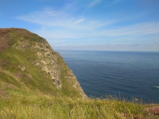 Costa Vasca, día primaveral entre los acantilados vascos. España.